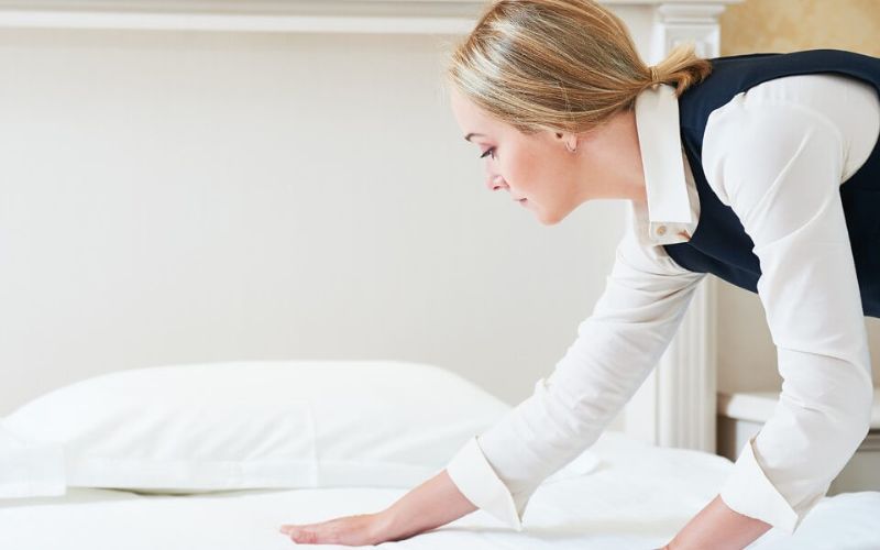 Nhân sự nào đảm nhiệm Turndown Service?