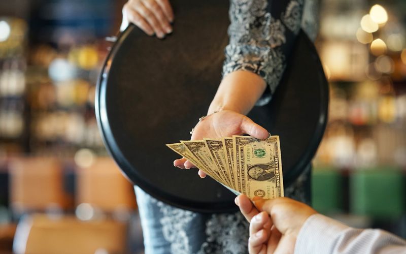 So sánh giữa Service charge và tiền Tip