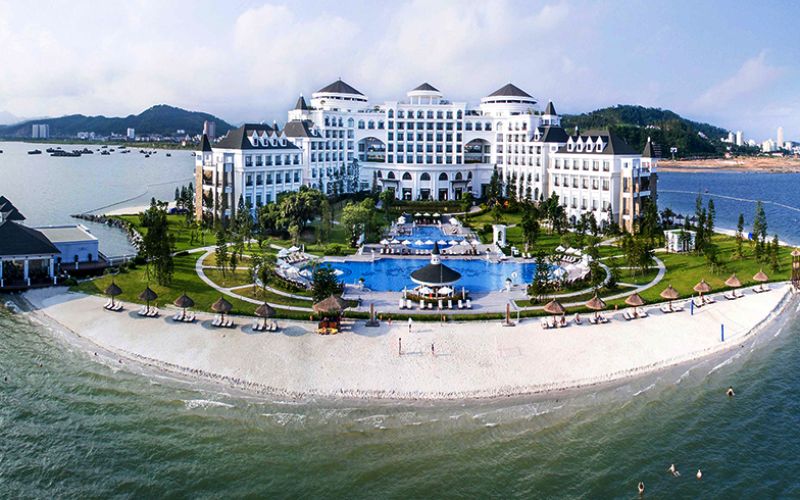 khách sạn gần biển hạ long​