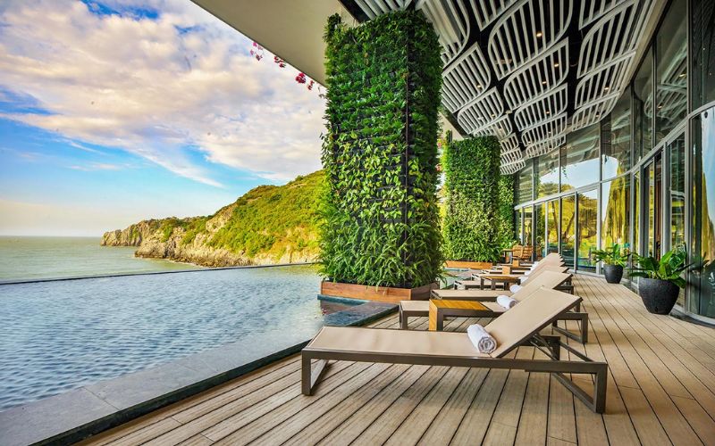 khách sạn cát bà có bể bơi​