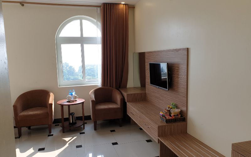 khach-san-ho-nui-coc-plaza