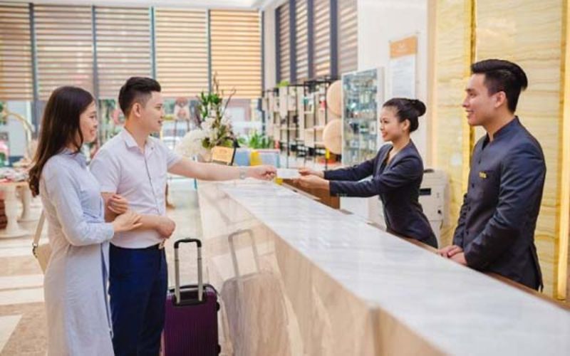 Kiểm tra chính sách và dịch vụ trước khi đặt phòng